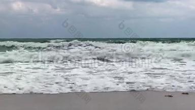 海洋风暴波海洋喷在海滩上